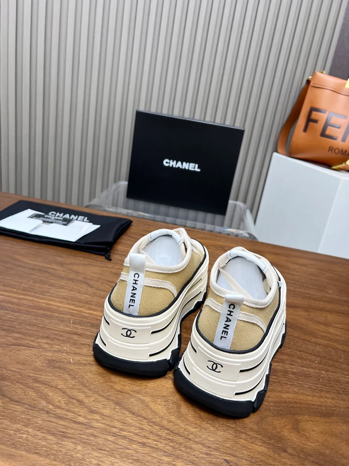👟👟Ex-factory price 460👟👟 Top version, original quality! ! ! Chanel Chanel - 2025 biscuit shoes, the top casual sports shoes in the counter. This classic design; the style of the upper is made of various craftsmanship; the outsole is fashionable and sporty; the unusual inclusion of a variety of color matching elements... The diversified mix and match is very beautiful and versatile, casual, fashionable, sports and outdoor can be taken into account... ꫛꫀꪝ Go➫ Material: ❶Upper made of: original canvas ❷Inside made of: sheepskin ❸Outsole based on: Original TPU combination outsole, counter quality packaging, complete set for women 35–40